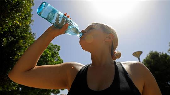 Wasser tut gut, vor allem bei drückender Hitze. Das Wasser sollte aber nicht eiskalt sein.