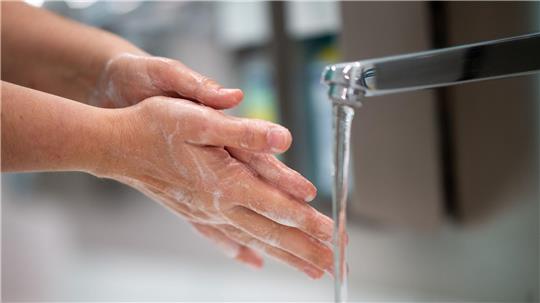 Wasser und Seife kann viele Viren verhindern. (Symbolfoto)