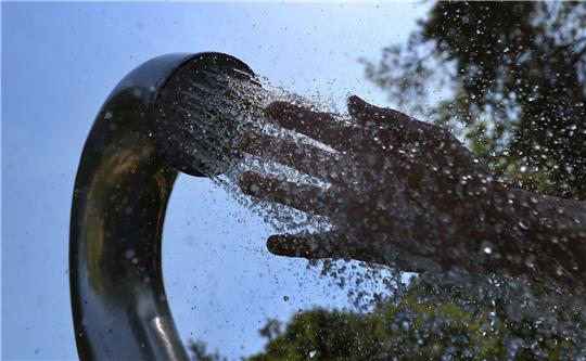 Wasser verspricht Abkühlung bei heißen Temperaturen.