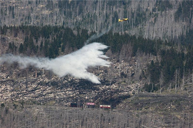 EU fördert zwei Löschflugzeuge für Niedersachsen Wasser wird aus der Luft auf eine Brandfläche abgeworfen.