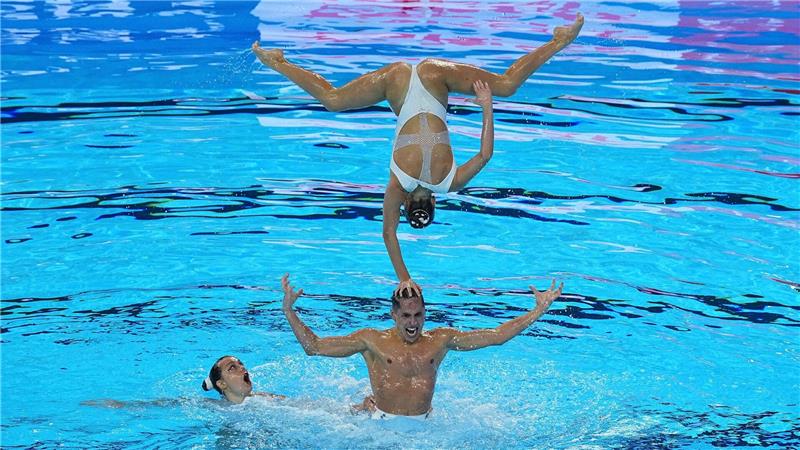 Bilder des Tages Wasserakrobatik: Das spanische Team zeigt sein Können im Akrobatik-Finale bei der Schwimm-WM in Singapur.