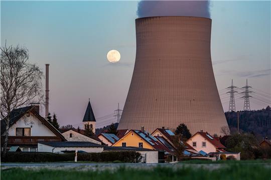Wasserdampf steigt aus dem Kühltum des Kernkraftwerks Isar 2 in Essenbach bei Landshut.