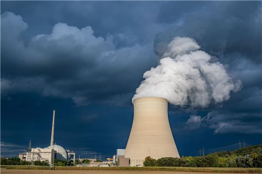Wasserdampf steigt aus dem Kühlturm des Atomkraftwerks (AKW) Isar 2 im bayerischen Essenbach.