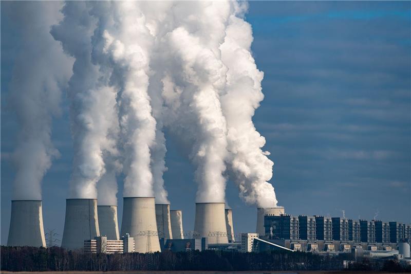 Kohleausstieg: Leag-Betriebsrat sagt Grünen-Klausur ab Wasserdampf steigt aus den Kühltürmen des Braunkohlekraftwerks Jänschwalde der Lausitz Energie Bergbau AG (Leag).