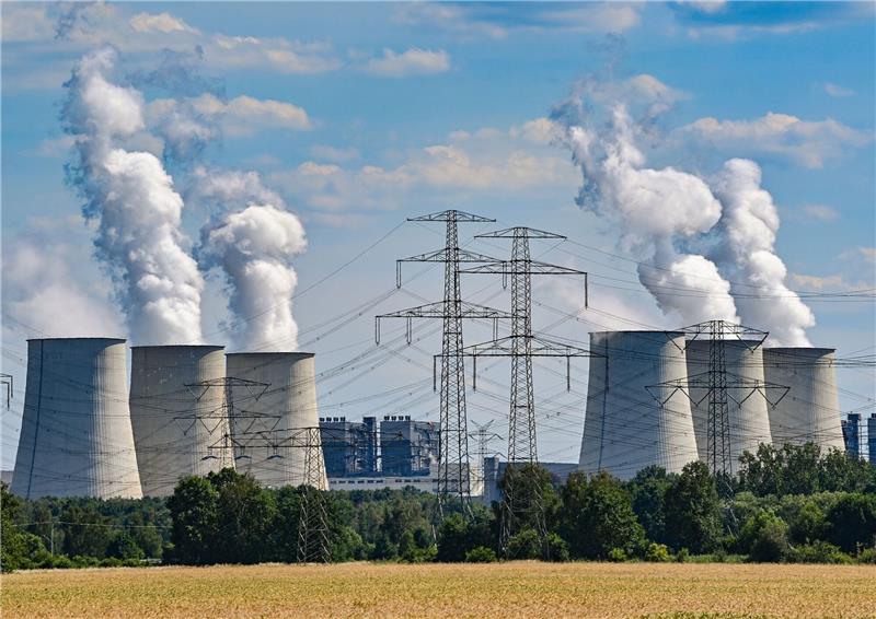 Deutschland im Rennen um besten Klimaschutz zurückgefallen Wasserdampf steigt aus den Kühltürmen des Braunkohlekraftwerks Jänschwalde der Lausitz Energie Bergbau AG (LEAG).