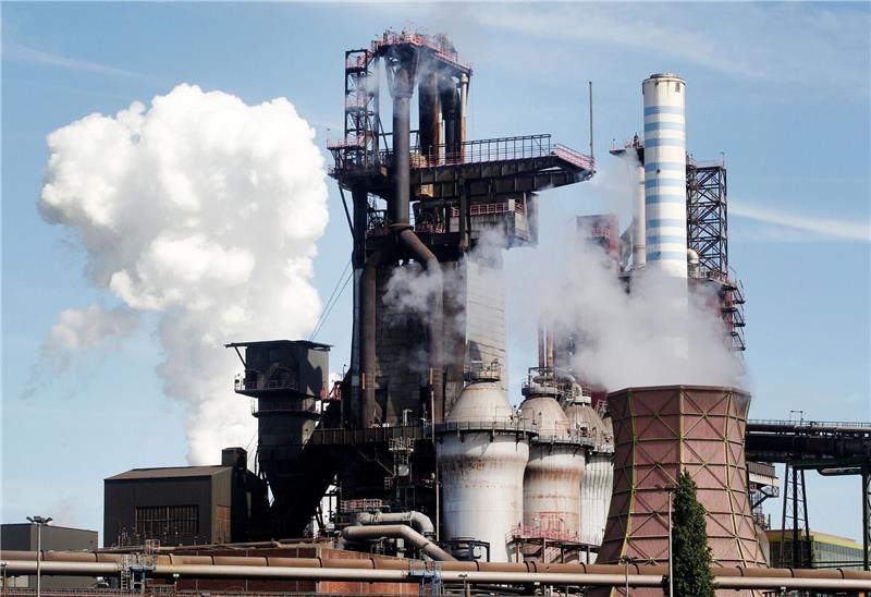 Thyssenkrupp will „grünen” Stahl herstellen Wasserdampfwolken umgeben zwei Hochöfen bei Thyssenkrupp. Der Konzern will in Duisburg eine neue Anlage bauen, die kohlendioxidarmen Stahl produzieren kann.