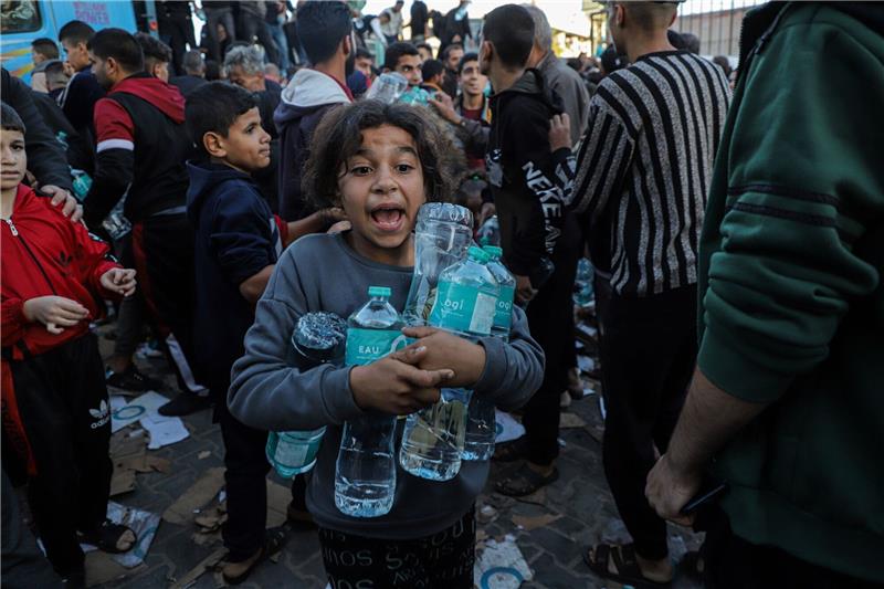 Was bedeutet der Deal zwischen Israel und Hamas? Wasserflaschen werden in Chan Junis im südlichen Gazastreifen verteilt. Der Deal mit Israel sieht der Hamas zufolge auch vor, dass 300 Lastwagen mit Hilfsgütern in den Gazastreifen einfahren. Dies könnte die Notlage in dem Küstengebiet zumindest ein bisschen verbessern.