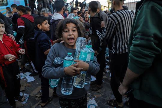 Wasserflaschen werden in Chan Junis im südlichen Gazastreifen verteilt. Der Deal mit Israel sieht der Hamas zufolge auch vor, dass 300 Lastwagen mit Hilfsgütern in den Gazastreifen einfahren. Dies könnte die Notlage in dem Küstengebiet zumindest ein bisschen verbessern.