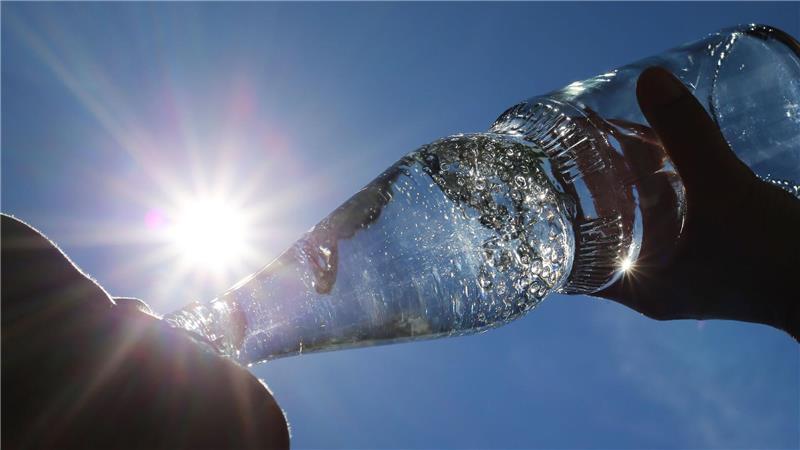 Wasser für mehr Erfolg: Trink-Strategien für den Arbeitsalltag Wassermangel wirkt sich negativ auf den Körper aus.