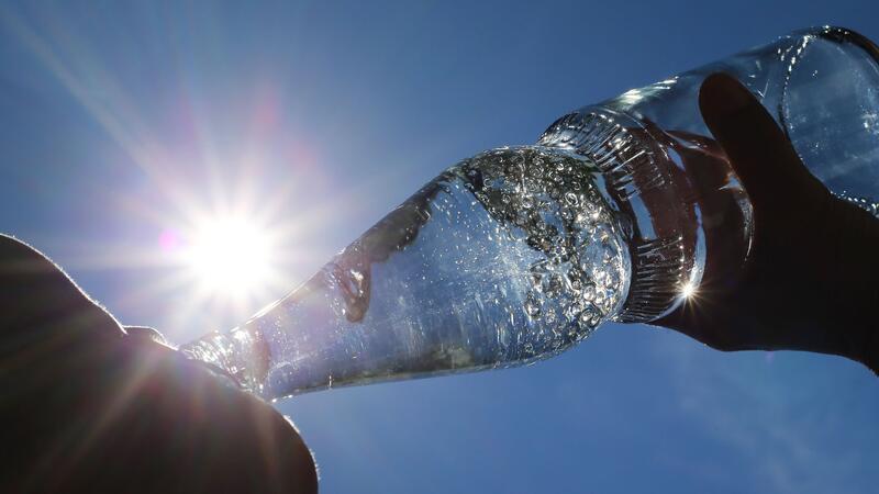 Wasser für mehr Erfolg: Trink-Strategien für den Arbeitsalltag Wassermangel wirkt sich negativ auf den Körper aus.