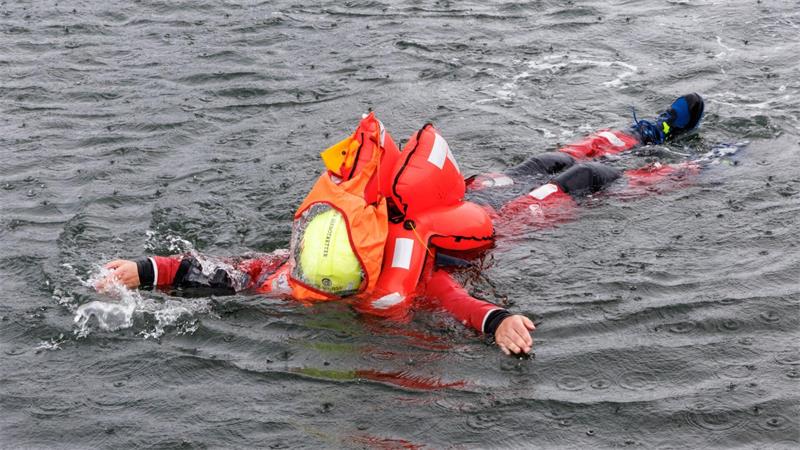 In Not auf Nord- und Ostsee - Worauf Sportler achten sollten Wassersportler sollten darauf achten, für den Notfall Schutzkleidung zu tragen. (Archivbild)