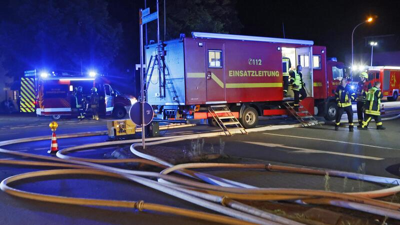 Feuer zerstört Wohnhäuser in Vienenburg - zwölf Bewohner ohne Bleibe Wasserversorgung aus der Radau: Für den Transport bis zum Feuer, wo das Nass gebraucht wird, ist viel Schlauch erforderlich.