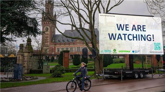 „We are Watching!“ ist auf einem Plakat vor dem Internationalen Gerichtshof zu lesen: Das höchste UN-Gericht hat sich mit Klimaschutz befasst. (Archivbild)