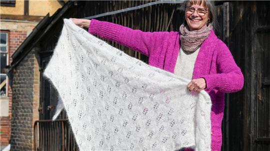 Weberin Svenja Suhr mit ihrem Dreieckstuch aus Hundewolle: Die Wolle fühlt sich so flauschig an wie Angora. 