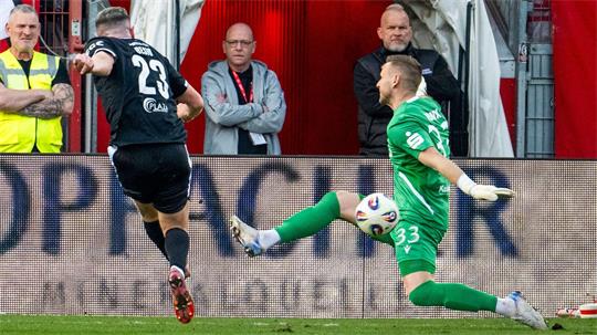 Wechselt nach Wolfsburg: Alessio Besio (l). (Archivbild)