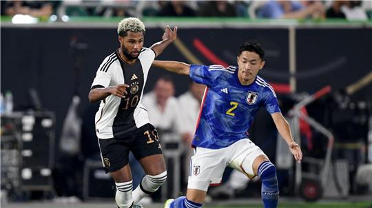 Wechselt zu Werder Bremen: Japans Nationalspieler Yukinari Sugawara (r) (Archivbild)