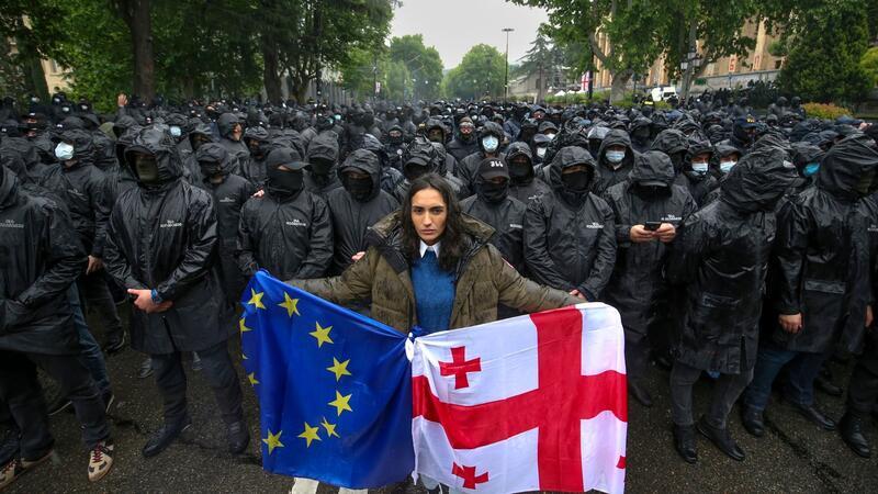 Weder Massenproteste noch Interventionen von wichtigen Geldgebern konnten die georgische Regierung davon abhalten das umstrittene Gesetz gegen Auslandseinfluss zu verabschieden.