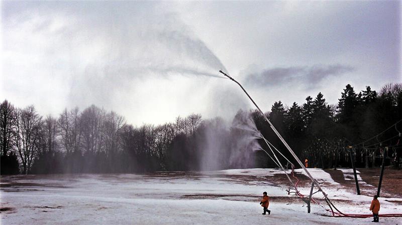 Weder Schneelanzen (Foto) noch Schneekanonen sollen in den nächsten Tagen auf der Skiwiese am Rathaus eingesschaltet werden. Im Bild ist deutlich zu erkennen, dass die Zuleitungen noch nicht verlegt sind, sondern überirdisch erfolgen.