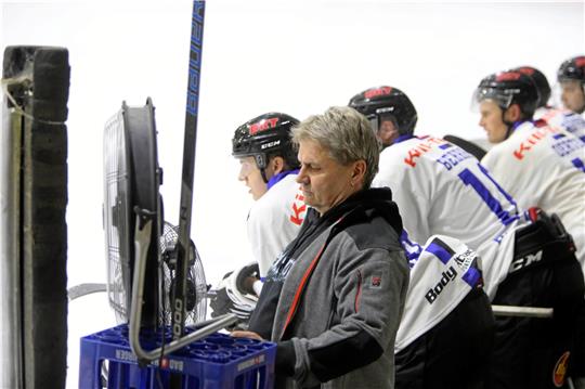 Weg mit Nebel: Dank vier kurzerhand beschafften Ventilatoren kann der Eishockey-Abend in Braunlage noch gerettet werden. Foto: Neuendorf