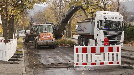 Weg mit dem alten Dreck: Nach dem Einrichten der Baustelle sind zunächst die Fräsen am Werk.