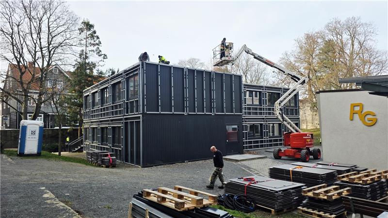 Mit einer Hebebühne werden Einzelteile der Container abgebaut. 