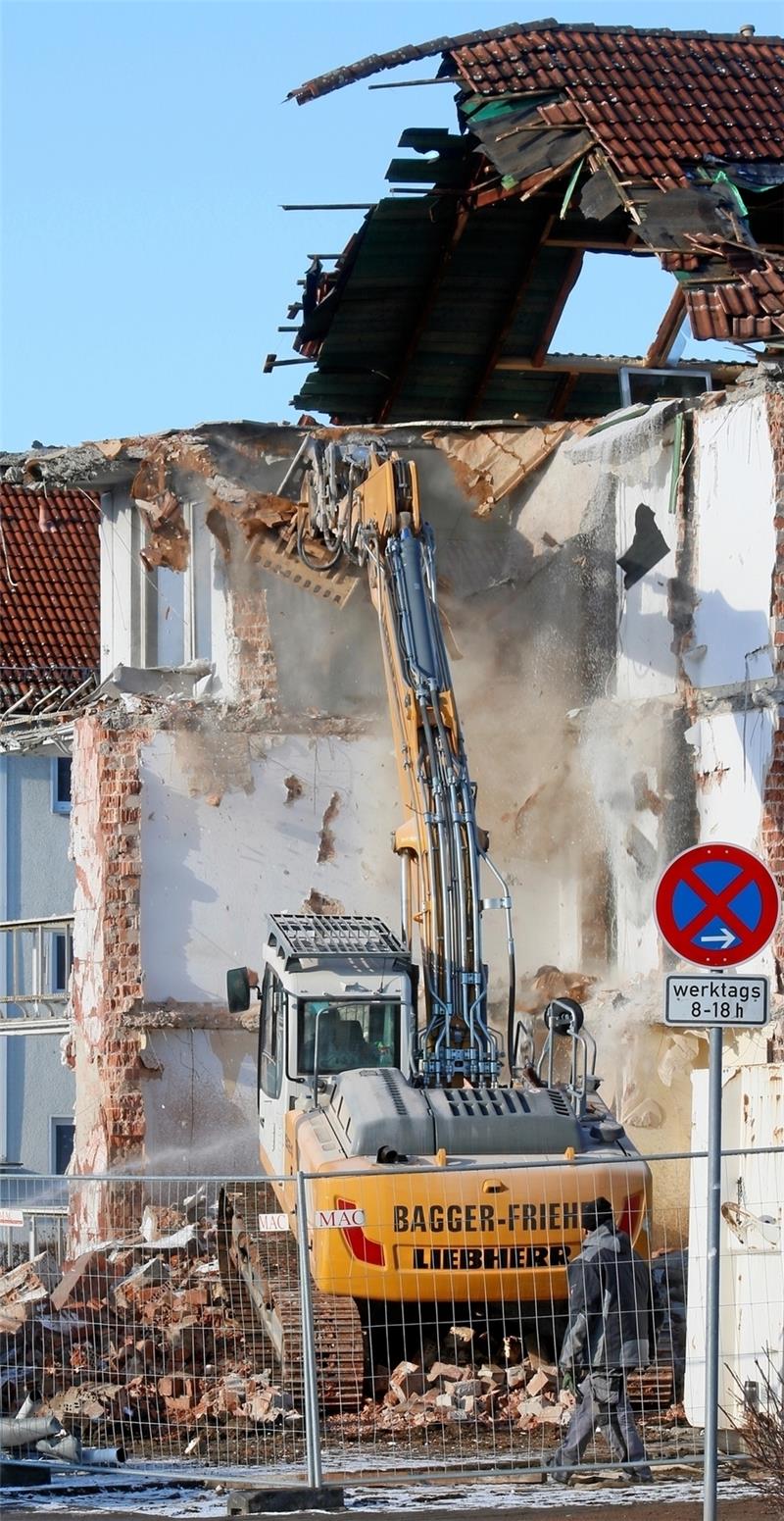 Mit der Kamera unterwegs zu Goslars Großbaustellen Weg mit den maroden Mietblöcken der Wohngesellschaften Goslar/Harz an Marienburger und Königsberger Straße. Im Dezember übte hier noch ein THW-Großaufgebot.