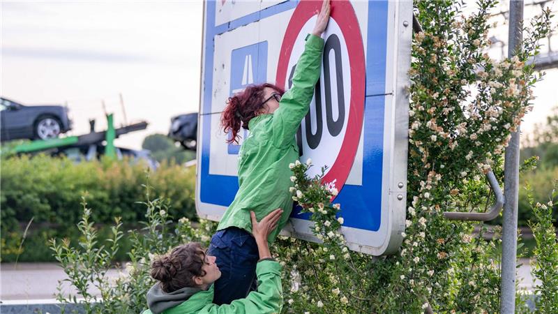 Weg mit der blauen unverbindlichen Zahl 130, die für die Richtgeschwindigkeit steht, und rauf mit dem 100-Stundenkilometer-Tempolimit.