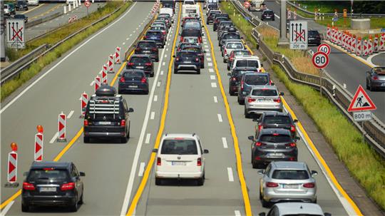 Wegen Bauarbeiten auf der A7 wird bis Mitte Juli vor dem Horster Dreieck nur eine Spur in Richtung Hamburg freibleiben. (Symbolbild)