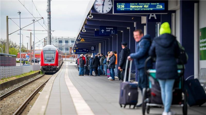Wegen Bauarbeiten ist Norddeich Mole in den kommenden Wochen nicht per Zug zu erreichen. (Archivbild)