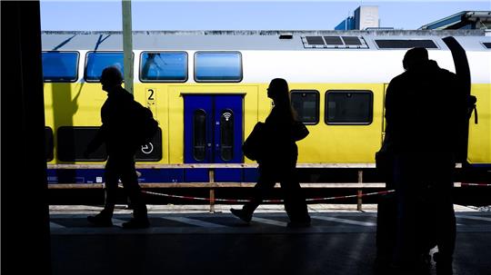 Wegen Bauarbeiten müssen sich Fahrgäste auf der Strecke Hamburg–Hannover ab Mai auf Einschränkungen einstellen. (Symbolbild) 