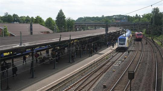 Wegen Bauarbeiten werden vier Wochen lang keine Regionalzüge zwischen Hamburg-Hauptbahnhof und Harburg verkehren. (Archivbild)