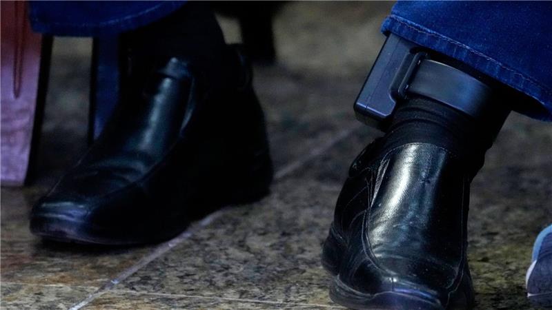 Brasiliens Ex-Präsident tritt Haftstrafe auf Polizeiwache an Wegen Beschädigung seiner elektronischen Fußfessel sitzt Bolsonaro bereits in U-Haft.