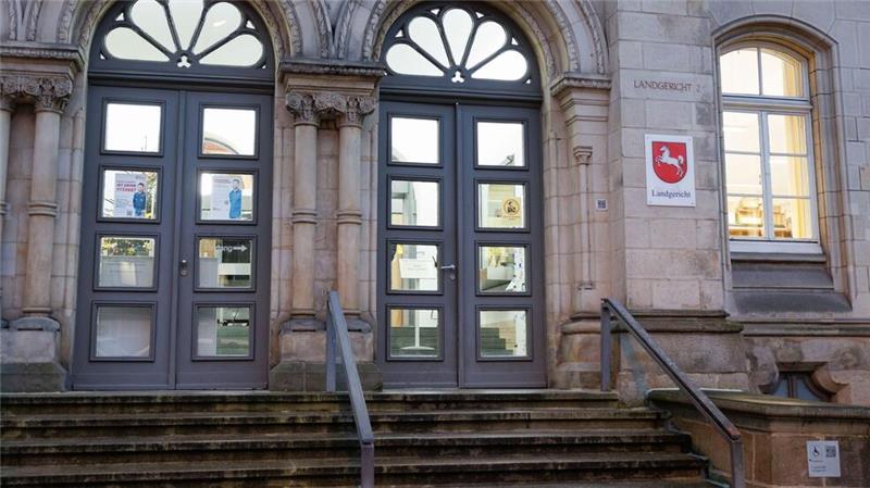 Frau soll sich als Ärztin ausgegeben haben - Prozess Wegen Betrugs muss sich eine mutmaßlich falsche Ärztin vor dem Landgericht Osnabrück verantworten. (Archivbild)