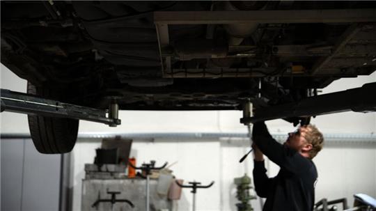 Wegen Ersatzteilpreise beim Auto könnten sich auch die Versicherungsprämien von Autohaltern erhöhen (Archivfoto). 