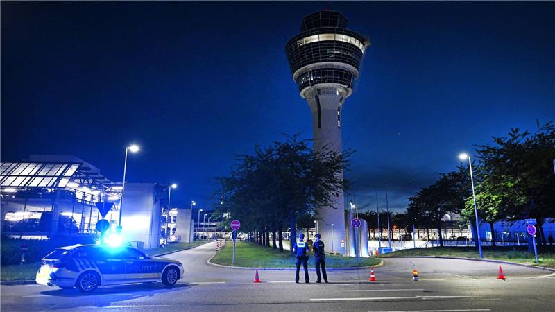 Wegen Feueralarms wurde der Flughafen-Tower evakuiert.