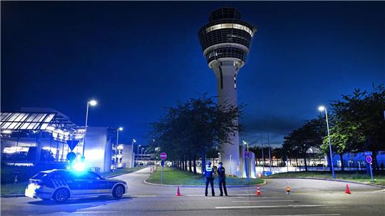 Wegen Feueralarms wurde der Flughafen-Tower evakuiert.