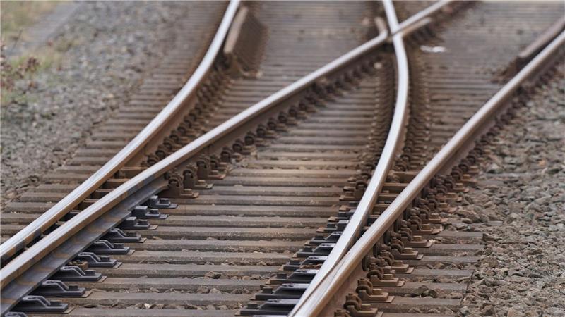 Wegen Gegenständen auf den Gleisen wurde die Strecke für knapp eineinhalb Stunden gesperrt. (Symbolbild)