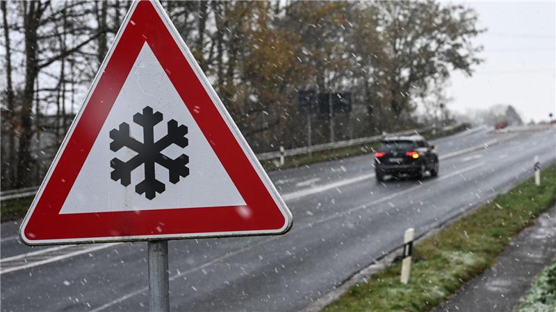 Wegen Glatteis ist es in Sachsen zu dutzenden Unfällen gekommen. 
