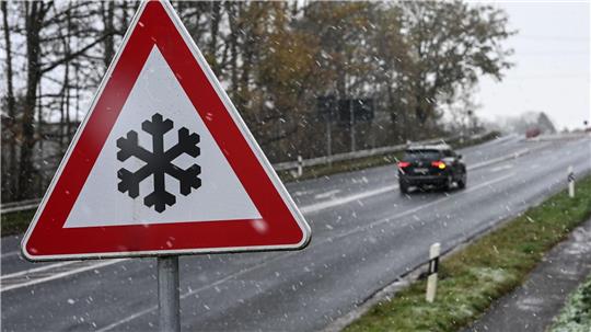 Wegen Glatteis ist es in Sachsen zu dutzenden Unfällen gekommen. 