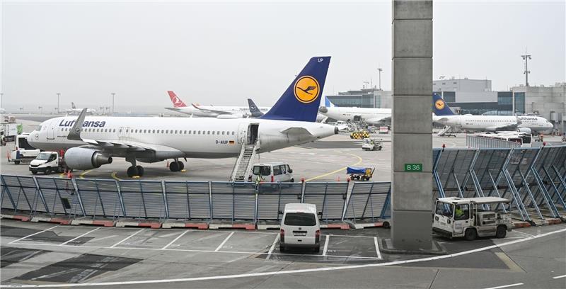 Bahn vs Lufthansa? Twitter-Nutzer reagieren auf IT-Störung Wegen IT-Problemen beim Lufthansa-Konzern sind Tausende Passagiere von Verspätungen und Flugausfällen betroffen.