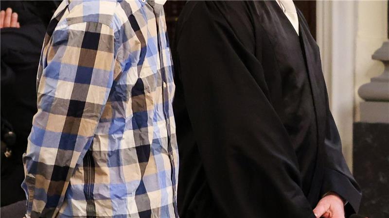 Wegen Mordes an seiner Mutter und Großeltern angeklagt: Ein 28-Jähriger steht in Zwickau vor Gericht.