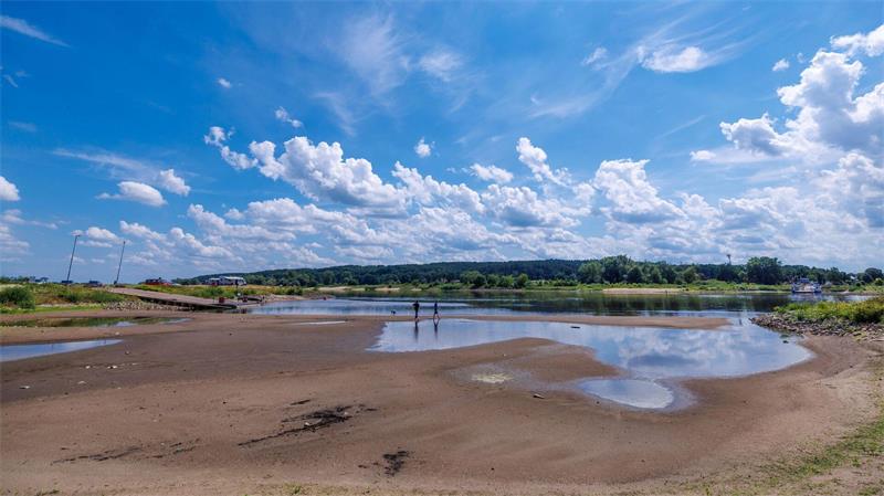 Dürre im Süden und Osten – kaum Entspannung in Sicht Wegen Niedrigwasser hat eine Elbfähre vorübergehend den Betrieb eingestellt.
