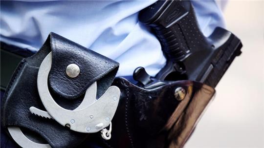 Wegen Sachbeschädigung, Widerstands gegen Polizeibeamte sowie tätlichen Angriffs mit Körperverletzung wird ein 28-Jähriger zu einer Geldstrafe verurteilt.