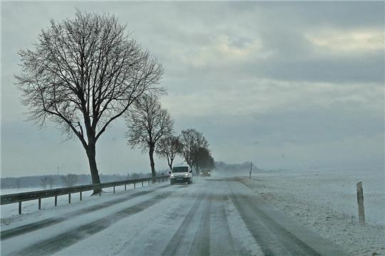 Eine verschneite Straße.