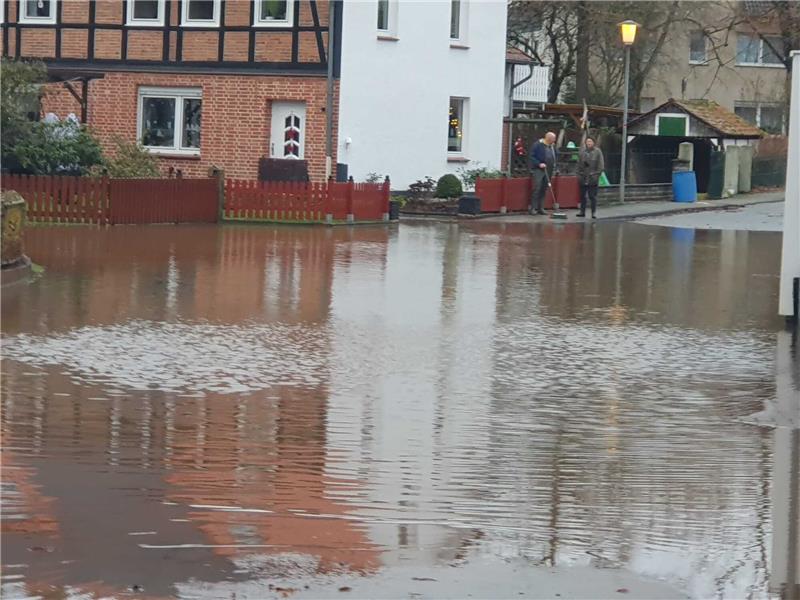 Wegen Überfluitung musste die Straße in Rhüden gesperrt werden. Foto: Feuerwehr