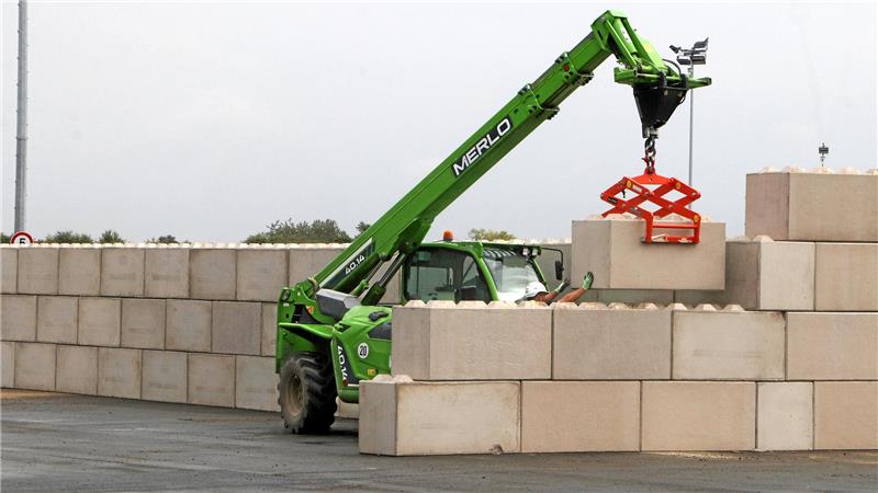 Nach der Havarie: Nordzucker investiert 20 Millionen in Schladen Wegen der Bauarbeiten auf dem Werksgelände enstehen für die Presschnitzel-Zwischenlagerung Boxen aus Betonsteinen.