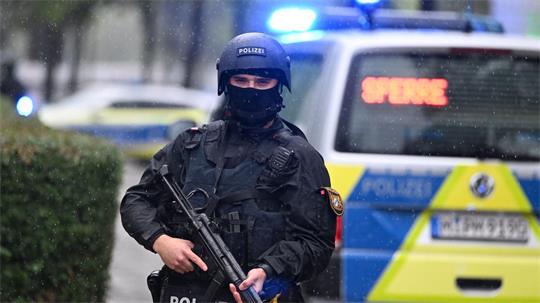 Wegen der Bedrohungslage waren auch schwer bewaffnete Polizisten im Einsatz. 