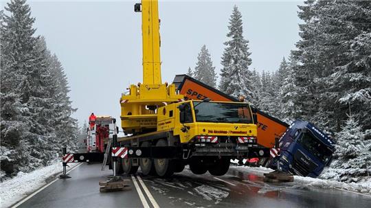 Wegen der Bergung des Lastwagens per Autokran ist die B 4 zwischen Oderbrück und Abzweigung Oderteich stundenlang gesperrt.