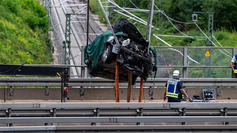 Wegen der Bergungsarbeiten sind sowohl die A3 als auch die Bahnstrecke gesperrt.