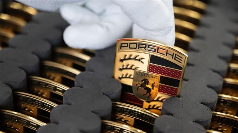 Porsche verkauft weniger Autos Wegen der Erneuerung mehrerer Modelle und der Schwäche in China hat Porsche weniger Sport- und Geländewagen verkauft. (Archivbild)